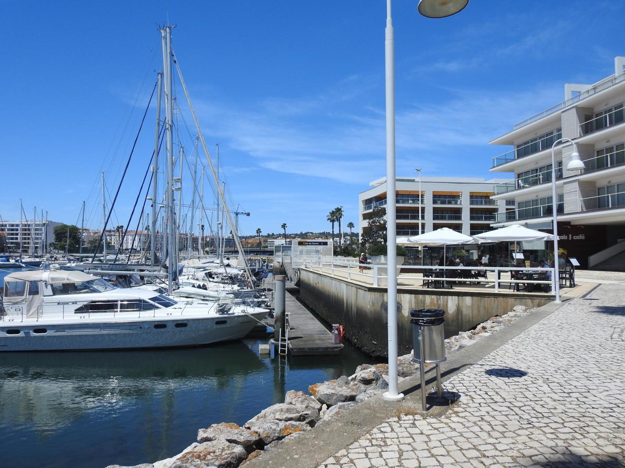 Kates Place By Lagos Marina Luaran gambar